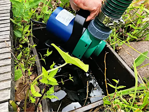 Das Ziel: Man kann die Pumpe mit einem Handgriff aus dem Schacht nehmen